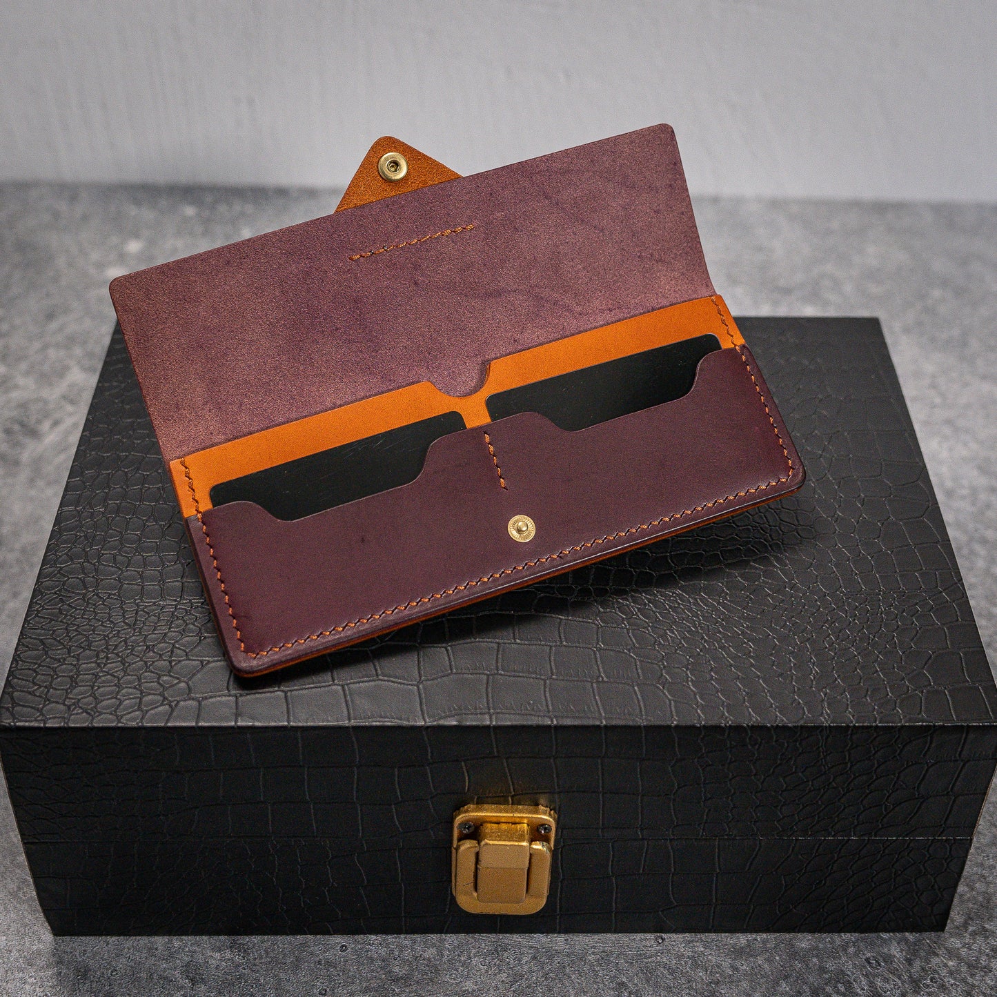 Manhattan Wallet in Minerva Smooth Violet and Olmo colors